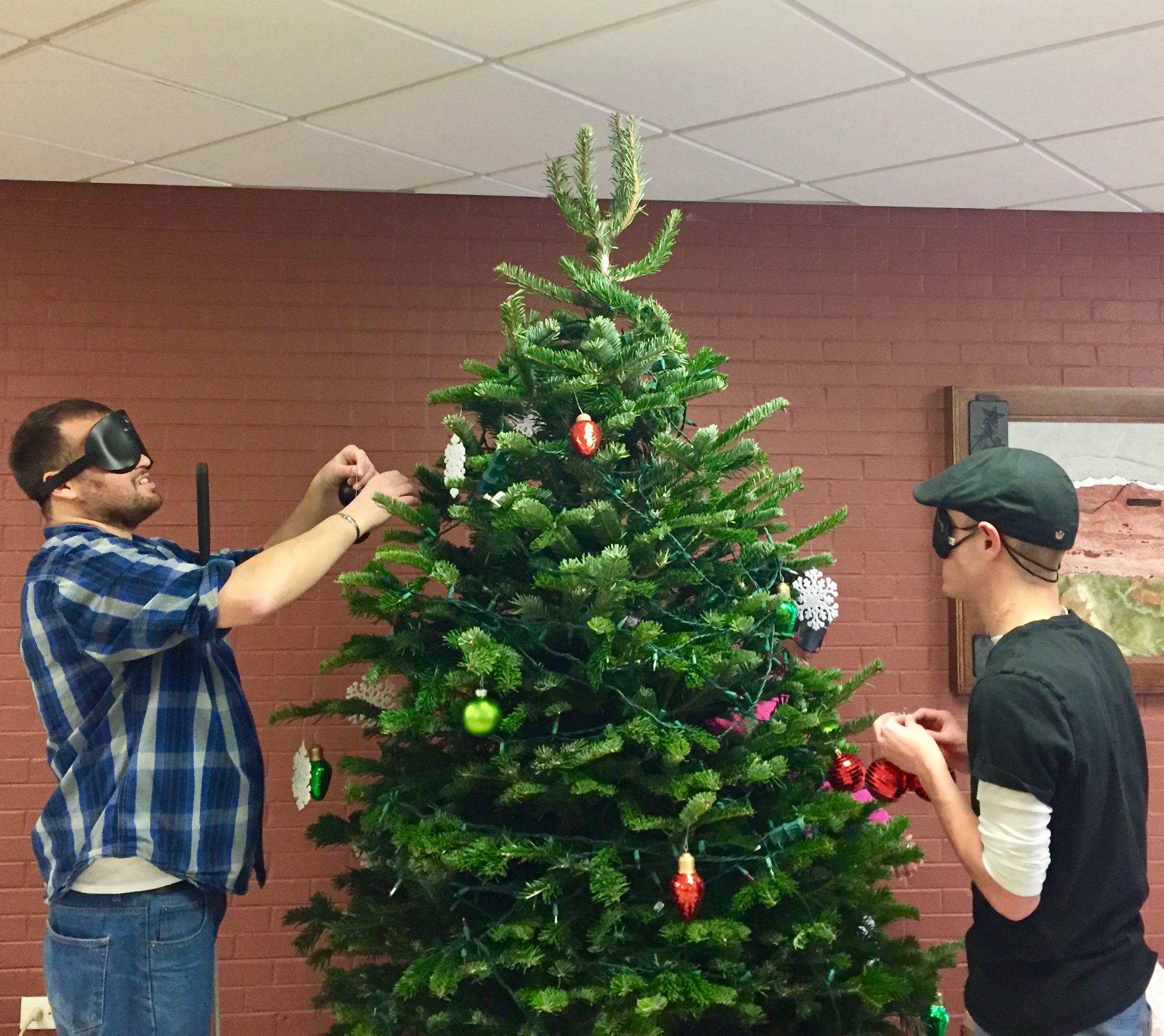Perez and Jackson decorating the tree